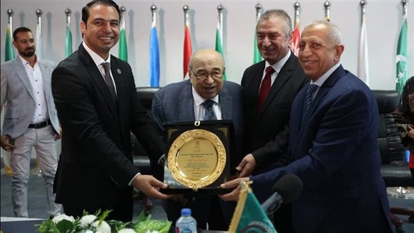 جانب من التوقيع