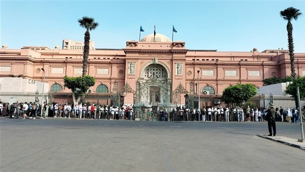 جانب من إقبال السائحين