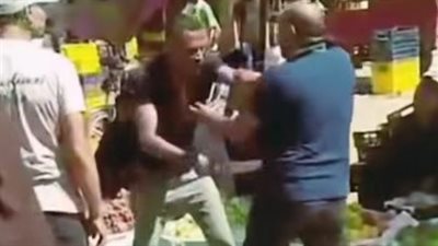 القبض على شخص حاول طعن آخر داخل سوق بسلاح أبيض 