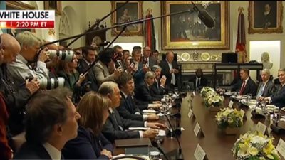 ترامب يرفض الإجابة على سؤال مراسل شبكة إيه بي سي نيوز: لن أجيب عليك.. أخباركم مزيفة