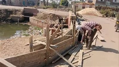 بعد مصرع 5 تلاميذ وإصابة 6 آخرين.. أهالي منقباد بأسيوط يشيدون سورًا خرسانيًا حول مصرف حادث التروسيكل