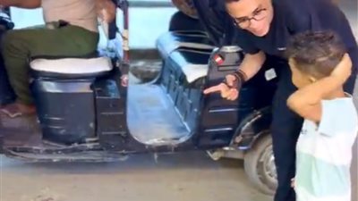 أول تعليق من الطبيب المعالج بعد فيديو سائق التوكتوك الذي شجع طفلًا على المشي