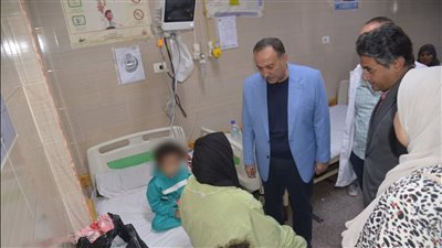 محافظ أسيوط يزور الأطفال المصابين في حادث سقوط تروسيكل بمنقباد ويطمئن على حالتهم الصحية