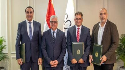 باستثمارات 15 مليون دولار.. رئيس اقتصادية قناة السويس يشهد توقيع عقد مشروع إنفينيتي فابريك لتصنيع الخيوط والمنسوجات بالسخنة