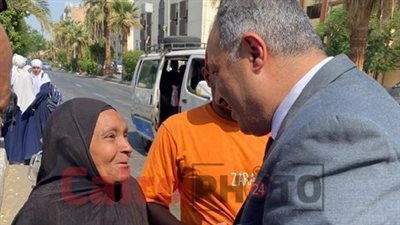 طلباتك أوامر يا حاجة.. رئيس شركة مياه الأقصر يوقف سيارته لمساعدة مسنة ويعدها بتعيين نجلها