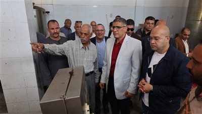 محافظ الجيزة خلال تفقده مصنعًا لإنتاج وتعبئة التمور وزيت الزيتون: الواحات البحرية تمتلك مقومات زراعية وصناعية فريدة