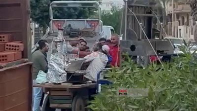 بعد واقعة الدقي.. موظفو إشغالات 6 أكتوبر يتعدون على بائع بطاطا متجول ويلقون بضاعته على الأرض| خاص