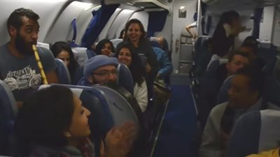 على أنغام طلعت يا محلى نورها.. مصريون يحولون رحلة من لندن إلى القاهرة إلى حفلة في السماء