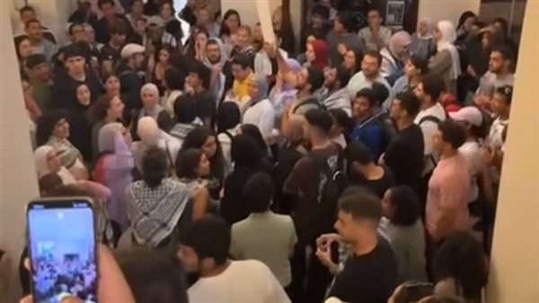 طلاب الجامعة الأمريكية