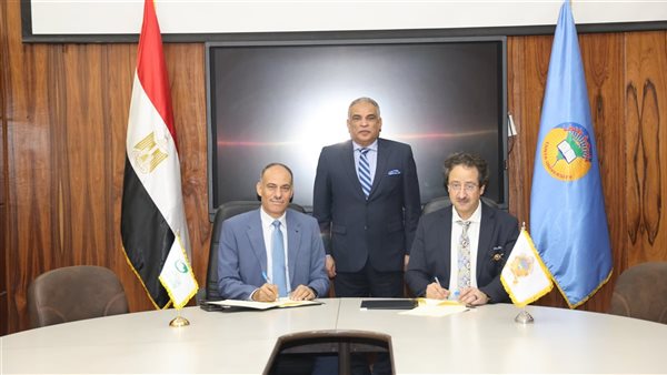 جانب من التوقيع 