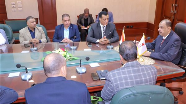 محافظ سوهاج يناقش