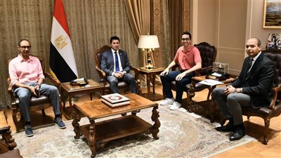 وزير الرياضة يلتقي لاعب منتخب السلاح محمد حمزة ويطمئن على برنامجه العلاجي