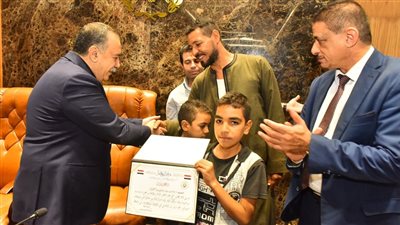 أنقذ 14 تلميذًا من الموت.. محافظ أسيوط يكرم ميخائيل صاحب واقعة سقوط تروسيكل منقباد