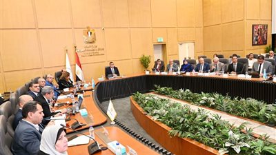 وزير الإسكان يجتمع بمسؤولي هيئة المجتمعات وصندوق الإسكان للاطلاع على معدلات تنفيذ المشروعات السكنية