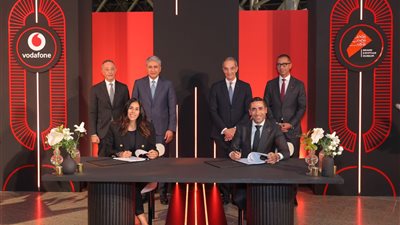 وزيرا الاتصالات والسياحة يشهدان توقيع شراكة استراتيجية بين فودافون وليجاسي لتشغيل خدمات المتحف المصري الكبير