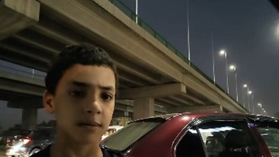 أمي مش معاها فلوس.. فيديو لصغير يعمل في تنظيف السيارات يشعل مواقع التواصل