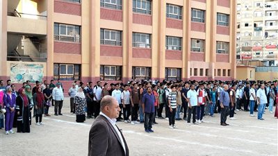 استخدم المحمول خلال الطابور.. إحالة معلم للتحقيق في قنا