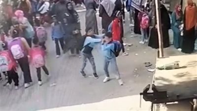 أسرة تلميذ بالإسكندرية تتهم ولية أمر بالتعدي عليه أمام مدرسته