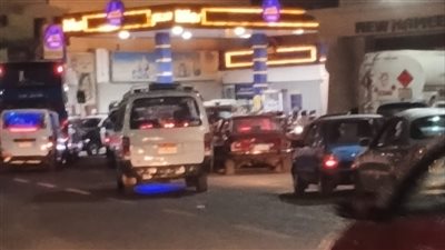 إقبال كثيف على محطات الوقود بالأقصر قبل ساعات من تطبيق زيادة أسعار البنزين والسولار