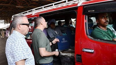 محافظ أسوان: استقرار الحالة العامة والتشغيل الطبيعي لسيارات السيرفيس بالمواقف