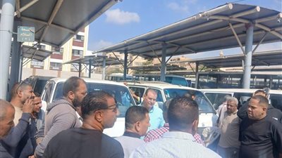 رئيس حي الهرم يتفقد المواقف ومحطات الوقود للتأكد من تطبيق التعريفة الجديدة | صور