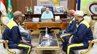 محافظ المنوفية يستقبل عددًا من عمال النظافة ويُقرِّر صرف مكافآت مالية وعينية تقديرًا لجهودهم