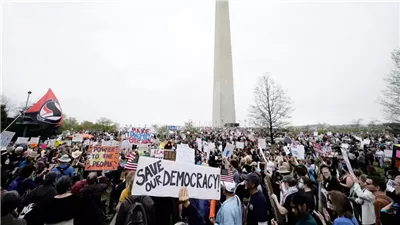 ملايين الأمريكيين يستعدون للتظاهر ضد ترامب دفاعًا عن الديمقراطية