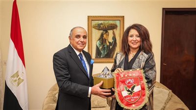 بعثة الأهلي تلبي دعوة السفيرة المصرية في بوروندي.. وشوقي يهديها درع وعلم النادي