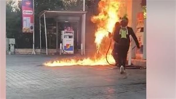 عامل مصري يشعل النار