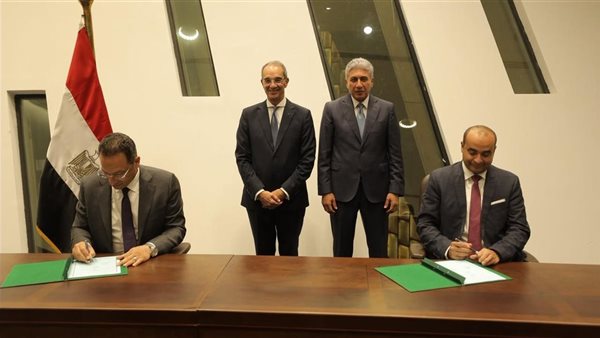 جانب من التوقيع 