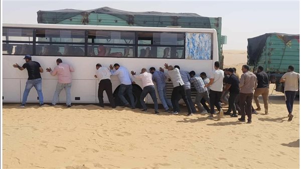 معلمون يدفعون أتوبيسًا