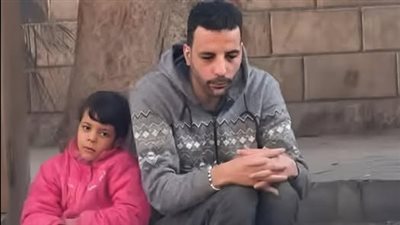 أول تعليق لـ الشاب الكفيف بائع المناديل بحلوان بعد تصدره التريند: محتاج مصدر دخل حلال عشان أعلم بناتي 