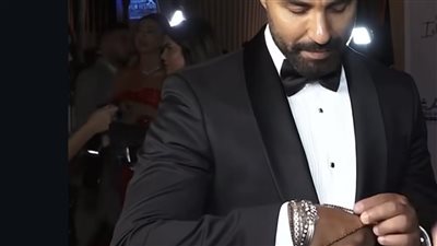 كريم فهمي يظهر بالسبحة على ريد كاربت مهرجان الجونة