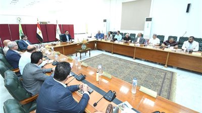 وزير الإسكان يعقد اجتماعًا مع رؤساء 4 أجهزة مدن.. ويكلف باستغلال قطع الأراضي الشاغرة