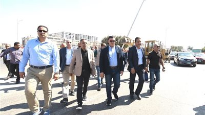 وزير الإسكان يتفقد الطرق والمحاور والميادين بمدينة العاشر من رمضان لمتابعة الأعمال التي تم وجارٍ تنفيذها