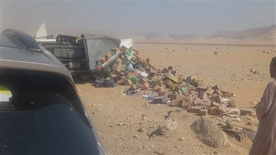 انقلاب سيارة نقل محملة بالمواد الغذائية على صحراوي قنا