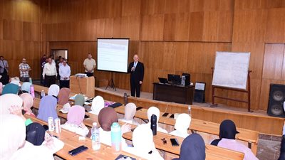 رئيس جامعة سوهاج من داخل القاعات: هدفنا بيئة تعليمية محفزة تصنع قادة المستقبل