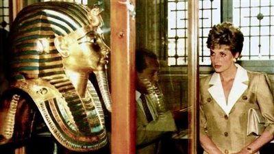 أبرزهم الأميرة ديانا.. توت عنخ آمون أيقونة خالدة تُبهر زوار المتحف المصري على مر عقود| صور 