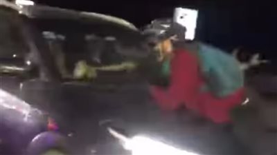 ماسك في الكبوت.. الأمن يفحص فيديو لسائق يقود سيارة بشخص متعلق بها بالإسكندرية