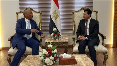 وزير الرياضة يلتقي موتسيبي على هامش حضوره مباراة بيراميدز ونهضة بركان