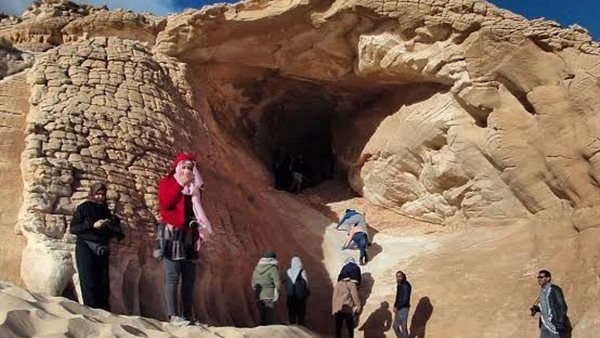 عين الديناصور بنويبع..