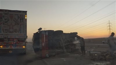 انقلاب سيارة نقل محملة بالملابس أمام مول العابد بطوخ دون خسائر بشرية