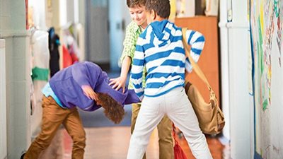 بين التربية والعقوبة.. ما مصير الطلاب المتورطين في العنف المدرسي وفقًا للوائح؟