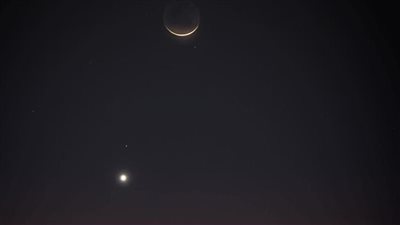 مشهد بديع.. اقتران جديد يزين سماء الوطن العربي فجرًا