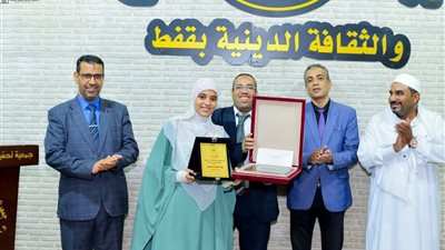 بينهم أم وبناتها.. تكريم 62 حافظا للقرآن الكريم خلال احتفالية في قفط بقنا