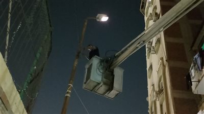 استجابة لشكاوى المواطنين.. حي وسط بالإسكندرية ينير عددًا من الشوارع ويغلق مخزن مأكولات 