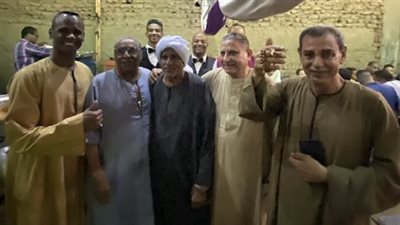 بـ سورة مريم.. قبطي يحيي حفل زفاف نجله بتلاوة القرآن الكريم ويقيم وليمة لجيرانه المسلمين بالأقصر│صور