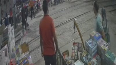 في مشهد بطولي.. مراقب برج ينقذ سيدة من الموت تحت عجلات قطار بالمنيا