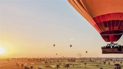 انطلاق 62 رحلة بالون طائر تقل 1500 سائح بسماء الأقصر في مشهد ساحر يجسد عودة النشاط السياحي