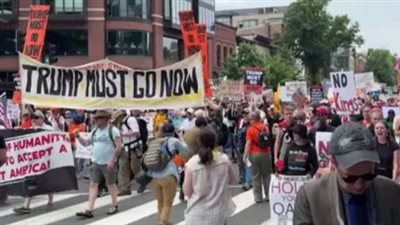 مظاهرات تطالب برحيل ترامب.. والرئيس الأمريكي يعلق: مجانين ولا يمثلون الشعب الأمريكي